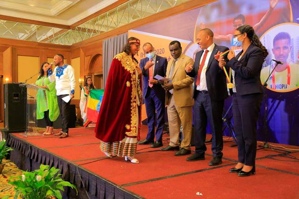 አትሌት ትዕግስት ገዛኸኝ የ2.8 ሚሊዮን ብር እና 40 ግራም የወርቅ ኒሻን ሽልማት ተበረከተላት።
